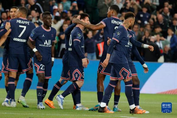 《女巨人游乐场》官方新截图：性感白丝狐妖践踏城市