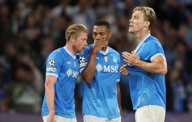 为啥拿着有阿森纳队徽的杯子？弗兰克：要是故意的那我可真蠢